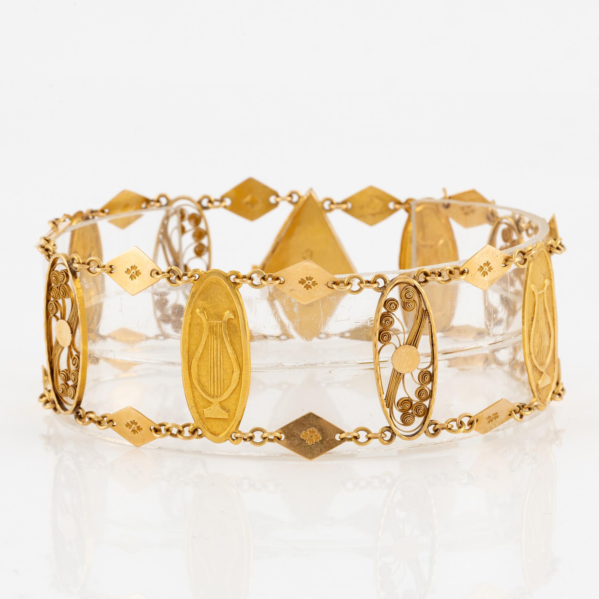 A bracelet in 20K gold.