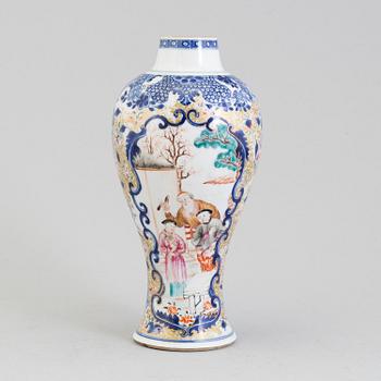 A mandarin porcelain vase, Qing dynasty, Qianlong (1736-95).