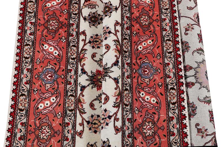 A rug, Tabriz, part silk, 50 Raj, 207 x 152 cm.