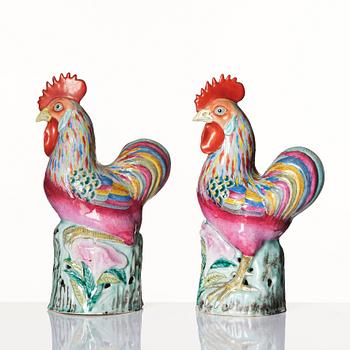 A pair of famille rose roosters, Qing dynasty (1644-1912).