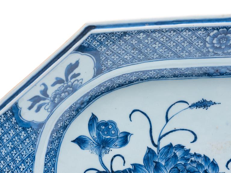 A blue and whiteChinese Export serving dish, Qing dynasty, Qianlong (1736-95).