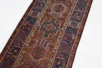 Gallerimatta, semiantik Karadja, ca 427 x 88 cm.