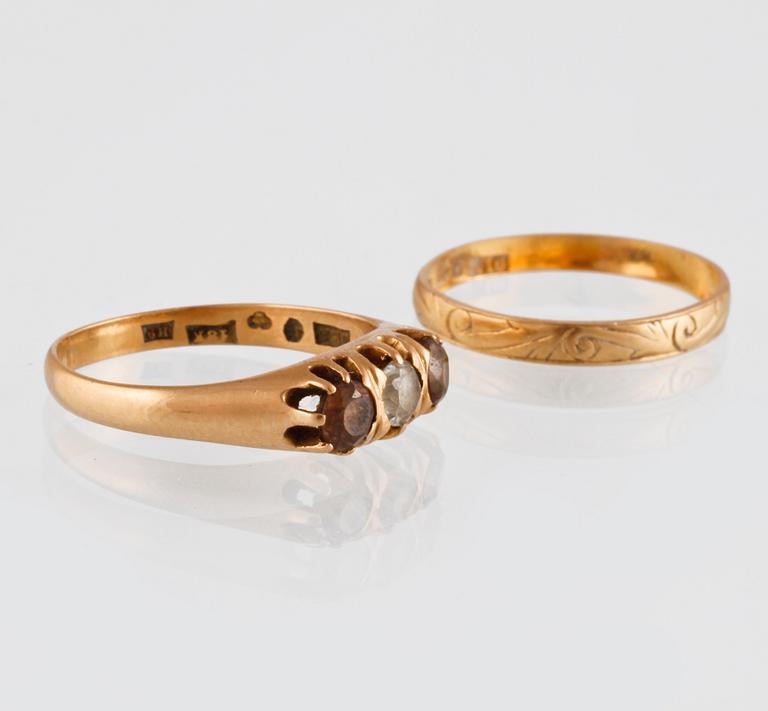 RINGAR, 2 st, 18 samt 20K guld med 3 fasettslipade stenar, svenska stämplar. Vikt 5,6 gram.