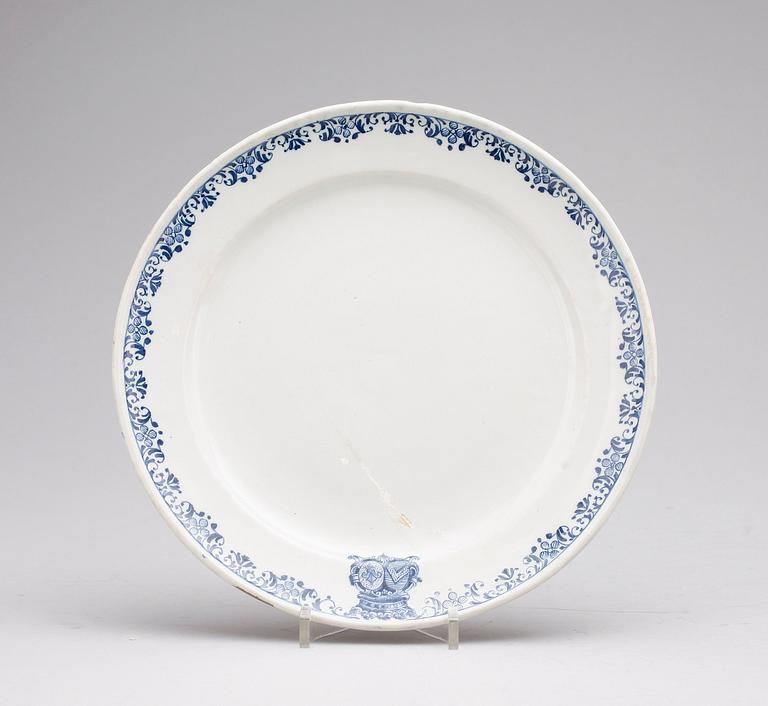 TALLRIK, fajans, vapenporslin, 1700/1800-tal.