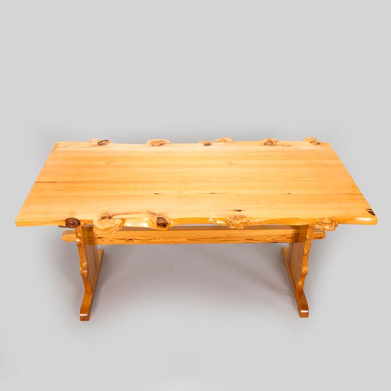Ruokapöytä ja penkkejä, 2 kpl, 1960/1970-luku.