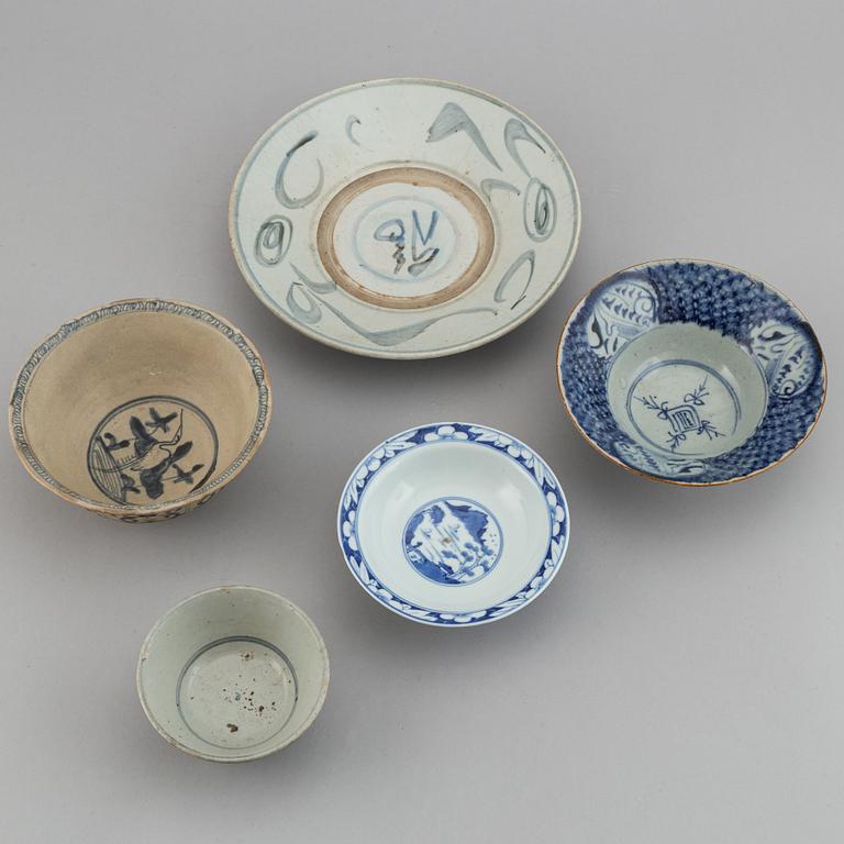 A group of five blue and white Chinese dishes, 17th/19th Century.