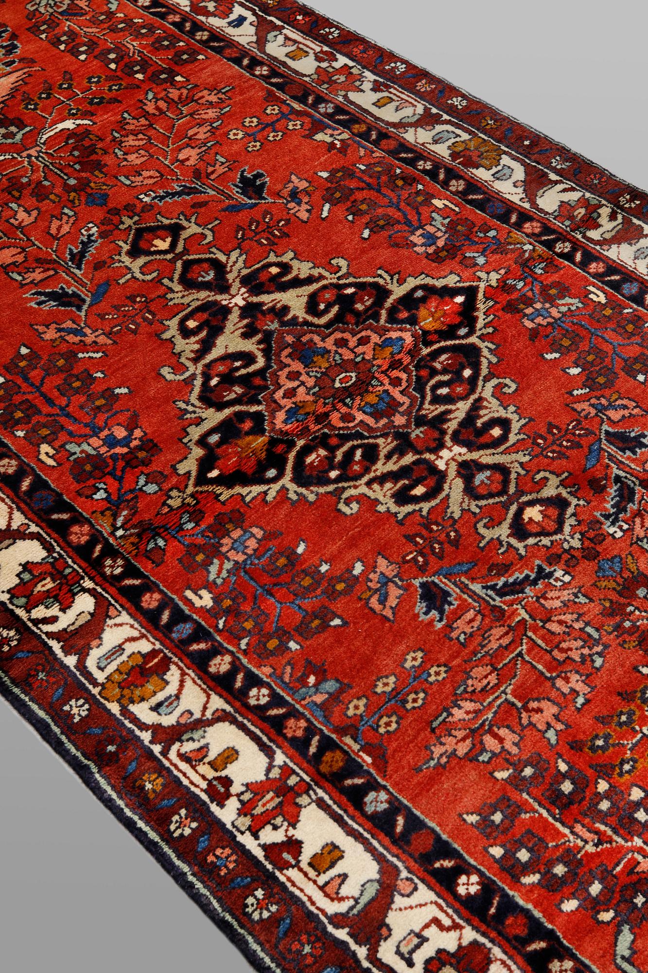 Gallerimatta, Hamadan, c 432 x 120 cm.