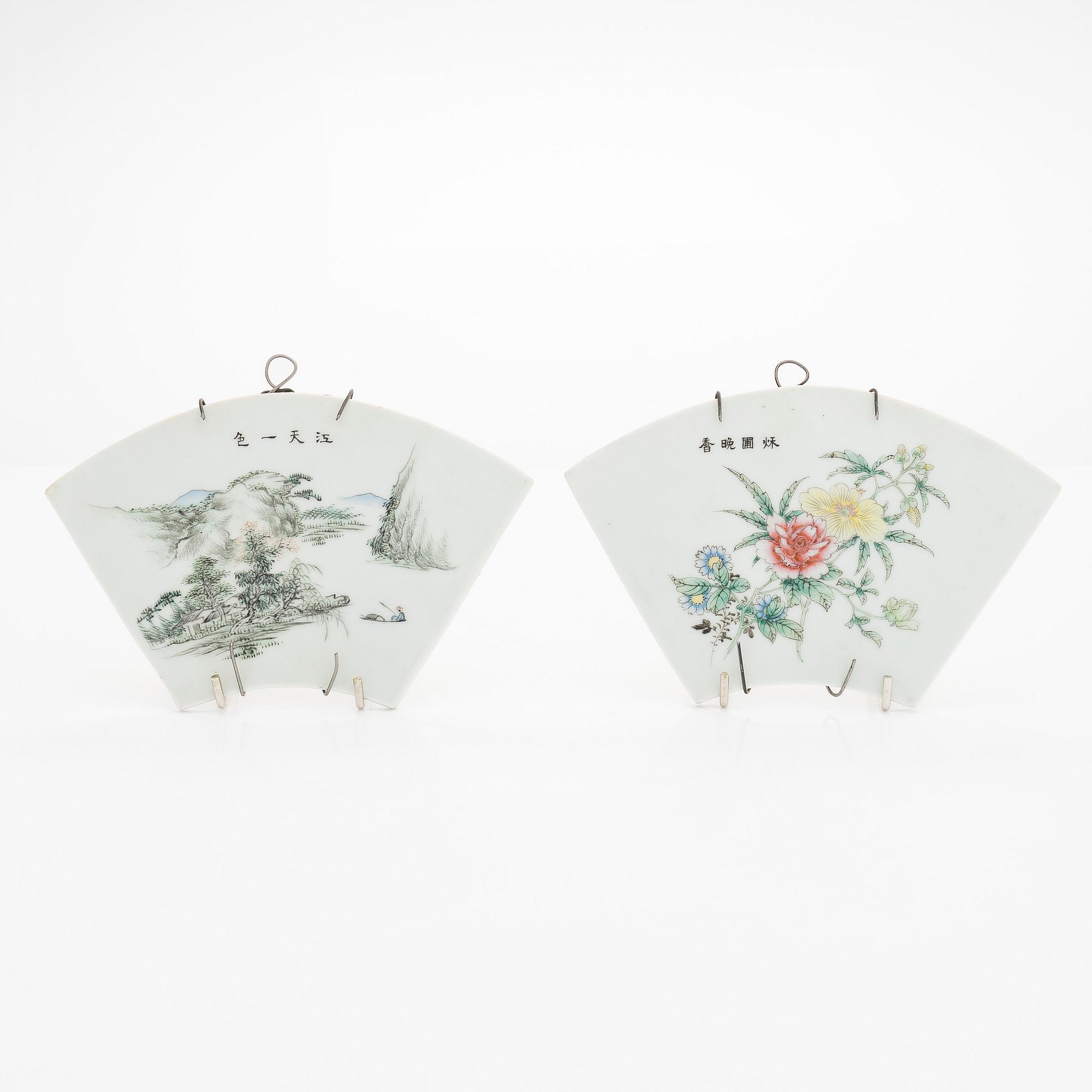 Plaketteja, 2 kpl, posliini, Kiina, myöhäinen Qing-dynastia/varhainen 1900-luku.