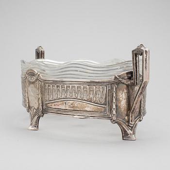 JARDINJÄR, silver, glas, jugend, CG Hallberg, otydlig årtalsstämpel. 1910-tal. Silvervikt ca 640 gram.
