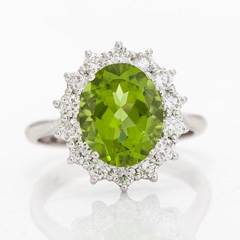 Ring, 18K vitguld, med oval fasettslipad peridot och diamanter.