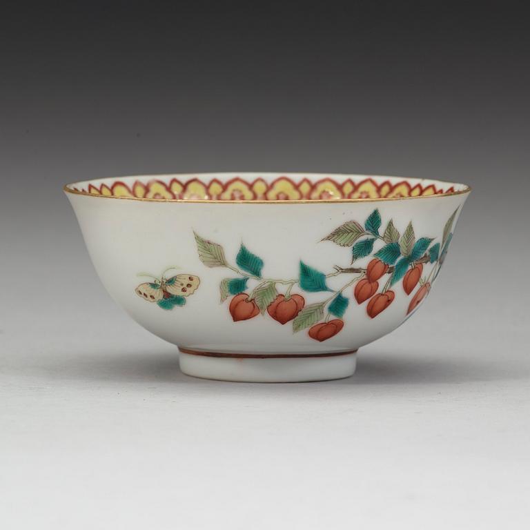 A famille rose bowl, late Qing dynasty, circa 1900.