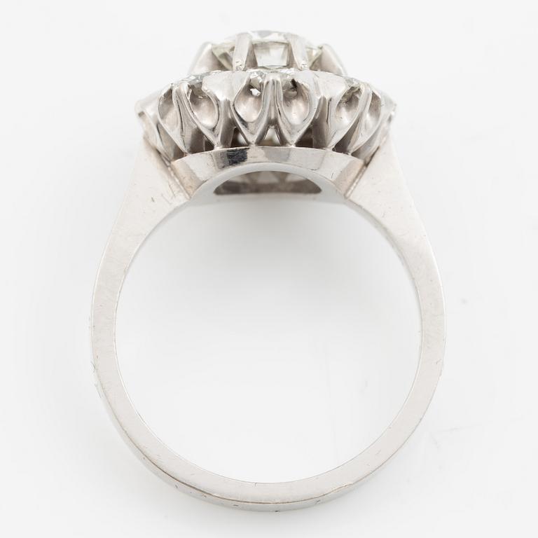 Ring 18K white gold set with round brilliant-cut diamonds.