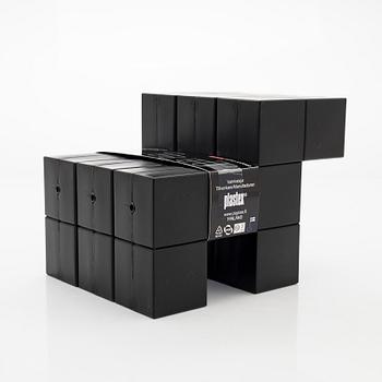 Eero Aarnio, rakennuspalikoita, 30 kpl, "Doggy", Plastex 2009.