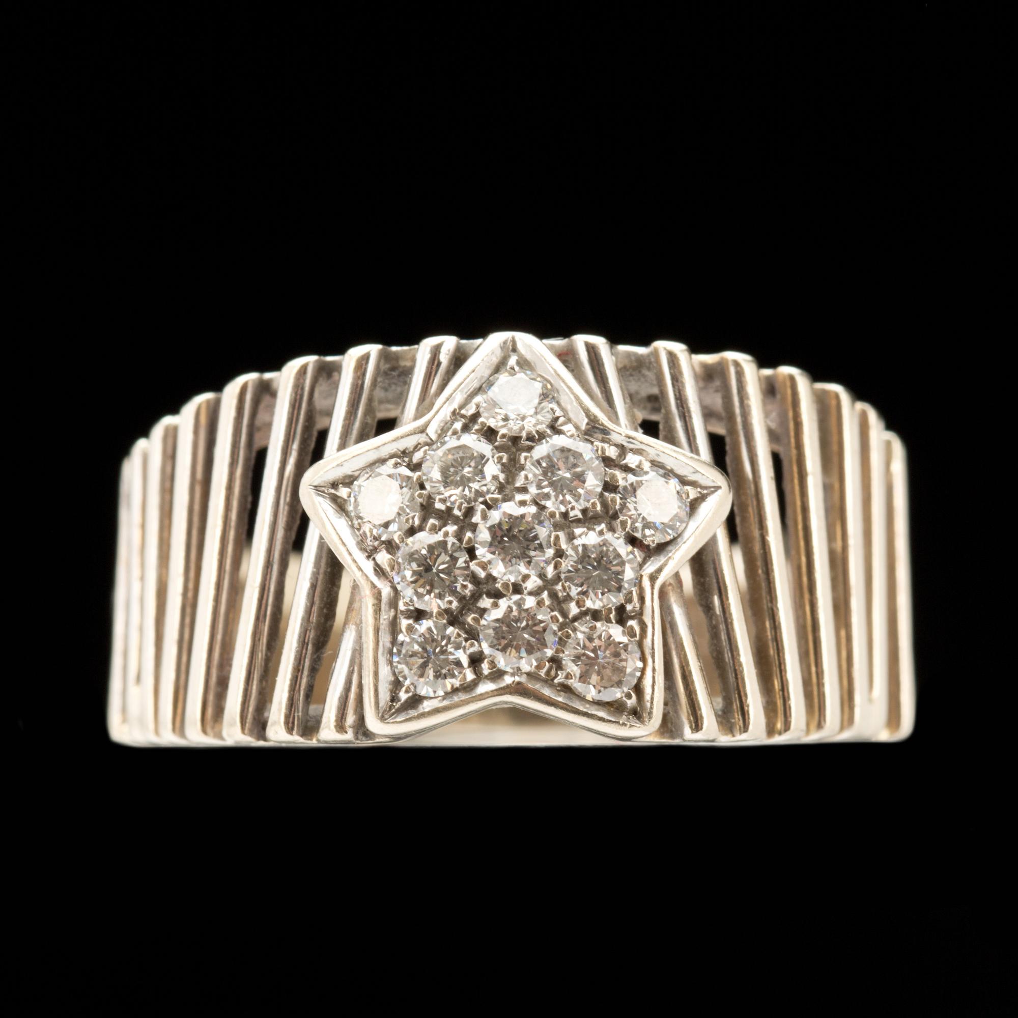 RING, 18k vitguld med briljantslipade diamanter ca 0,35ct. Vikt ca 7g.