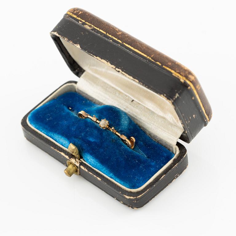 Brooch 18K gold with an old-cut diamond, defective.
