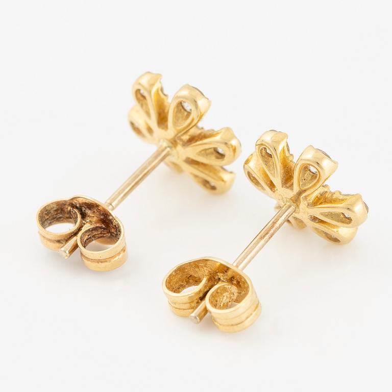 Earrings, a pair, 18K gold with brilliant-cut diamonds, flower-shaped.
