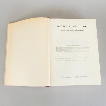 BOK: Svenskt dialektlexikon. Ordbok öfver svenska allmogespråket
av Johan Ernst Rietz, 
C. W. K. Gleerup 1962.