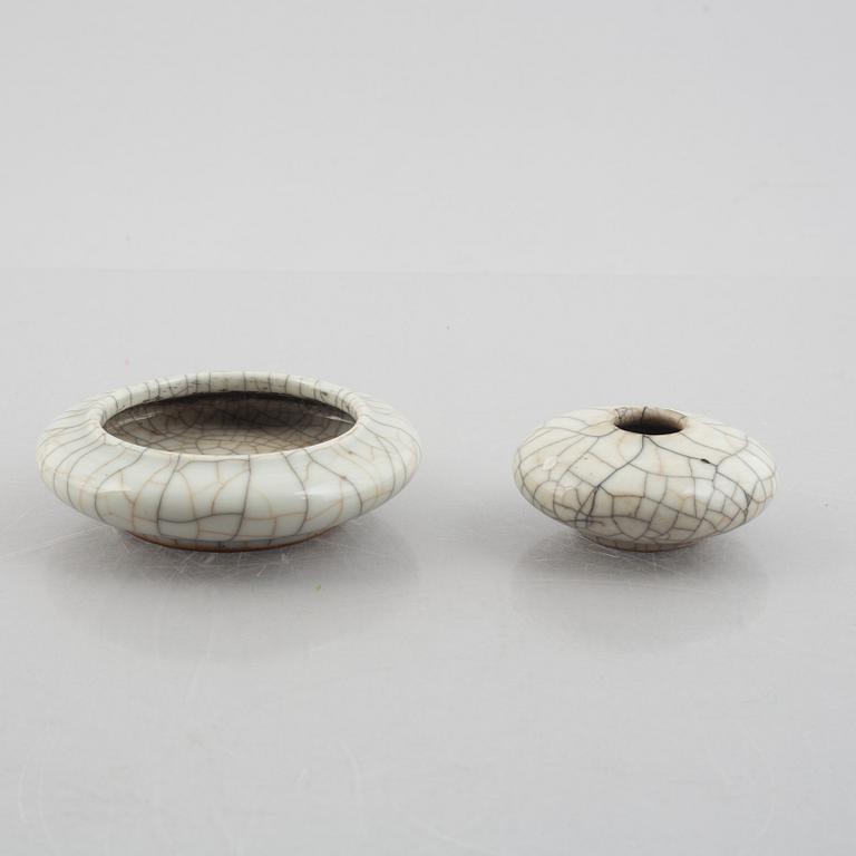 A Chinese ge glazed stoneware brush washer, a vase and two bowls, early 20th century.