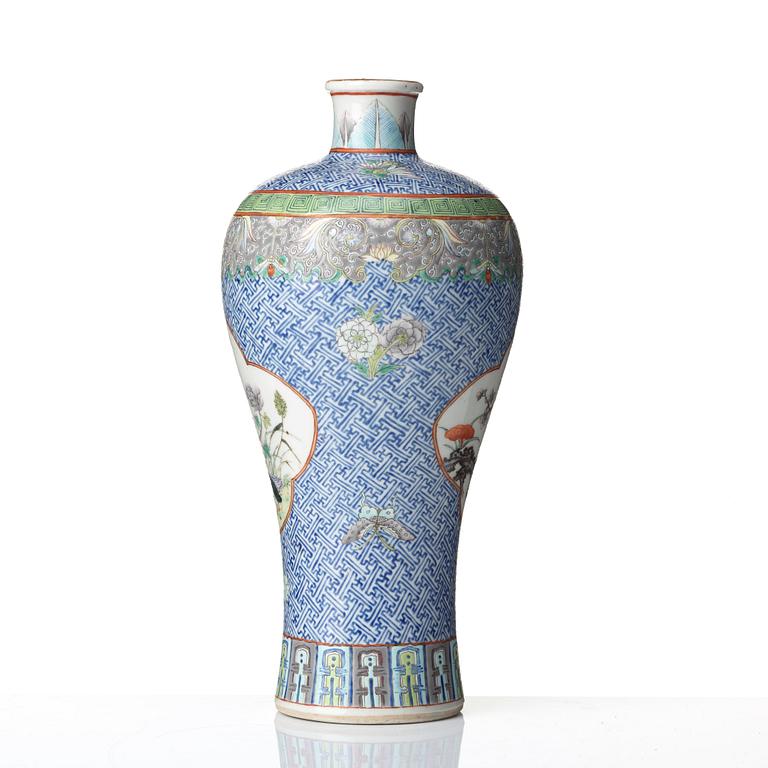 A famille rose vase, Qing dynasty, 19th Century.