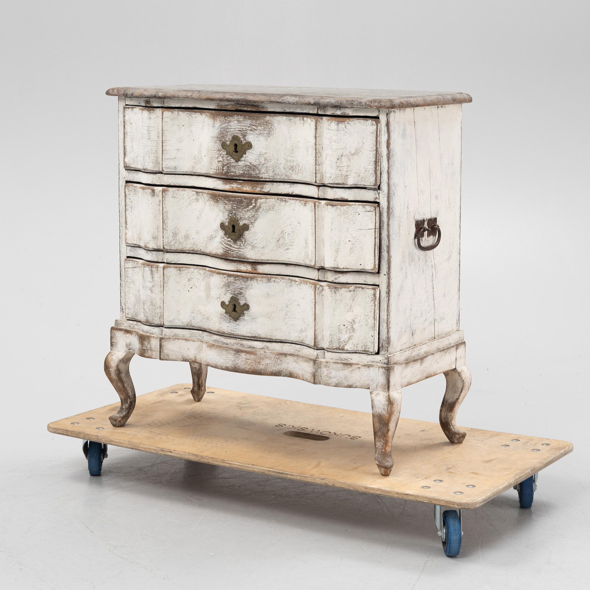 Byrå, senbarock, 1700-talets andra hälft.