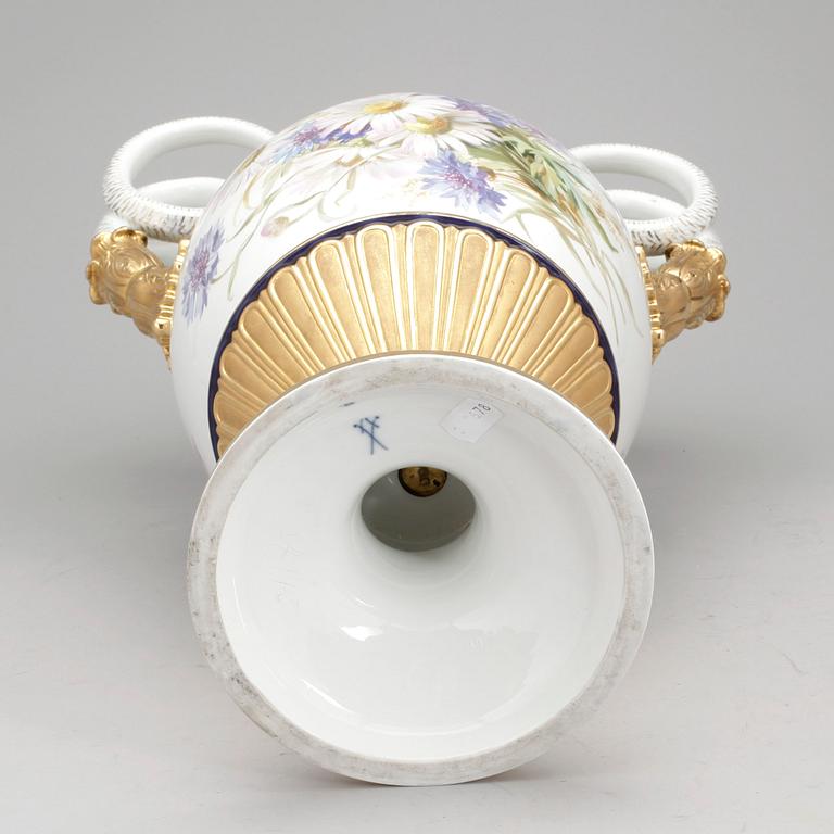 PRAKTURNA, porslin, Meissen, 1900-tal.