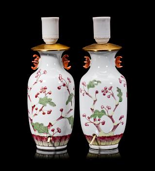 BORDSLAMPOR/VASER, ett par, porslin, Kina 1800-talets andra hälft-slut.