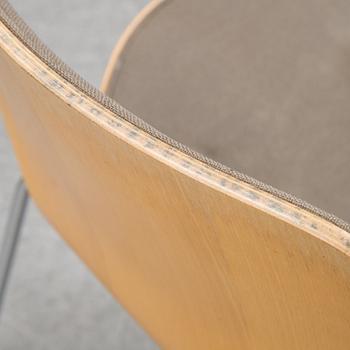 Arne Jacobsen, stolar, 4 st,
”Sjuan” för Fritz Hansen, Danmark, 1990.