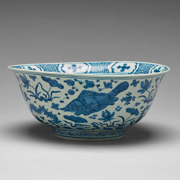 A large blue and white bowl, Ming dynasty (1368-1644).