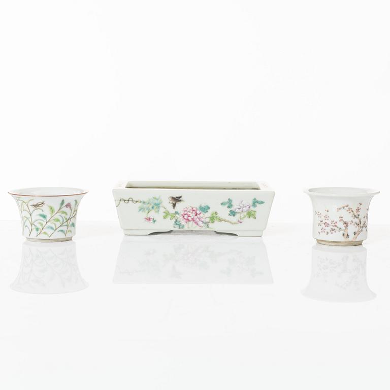 A Chinese famille rose porcelain flower pot and two cups, 20th century.