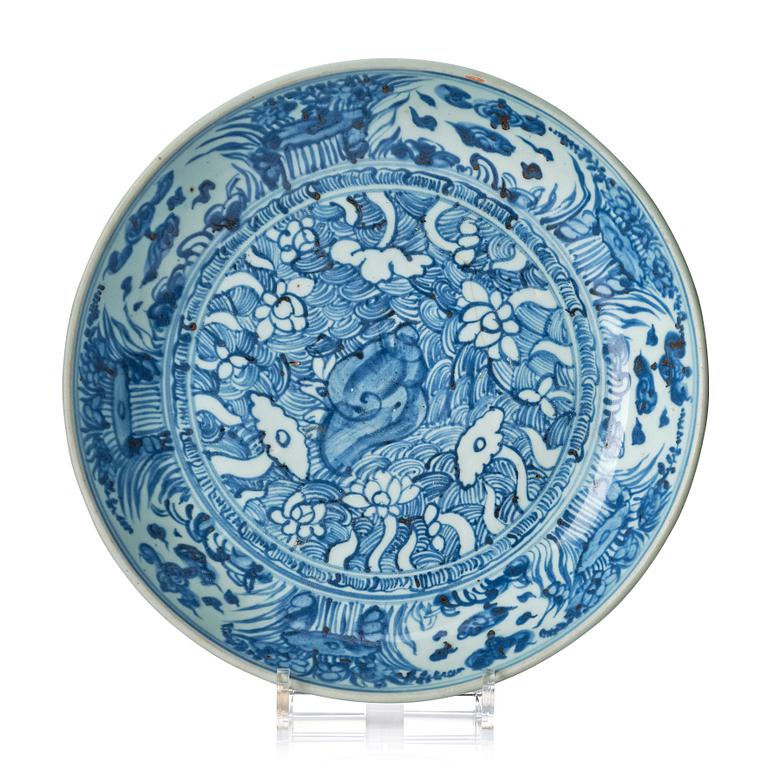 A large blue and white dish, Ming dynasty (1368-1644).