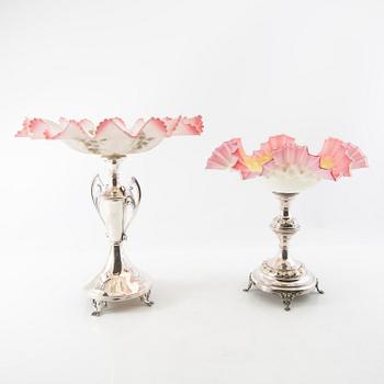 Uppsatsskålar 2 st omkring 1900 nysilver och glas.