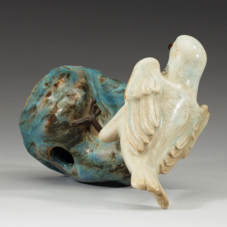 A figure of a bird on a garden rock, Qing dynasty (1644-1912).