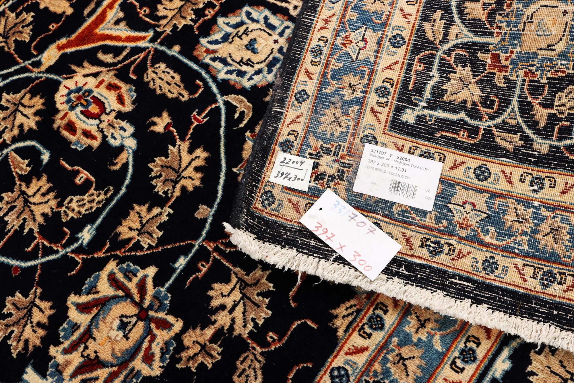 A Kashan carpet, c. 397 x 300 cm.