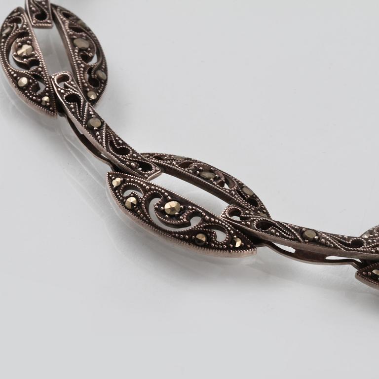 COLLIER, silver samt markasiter, imporstämplat. Vikt 18,3 gram.
