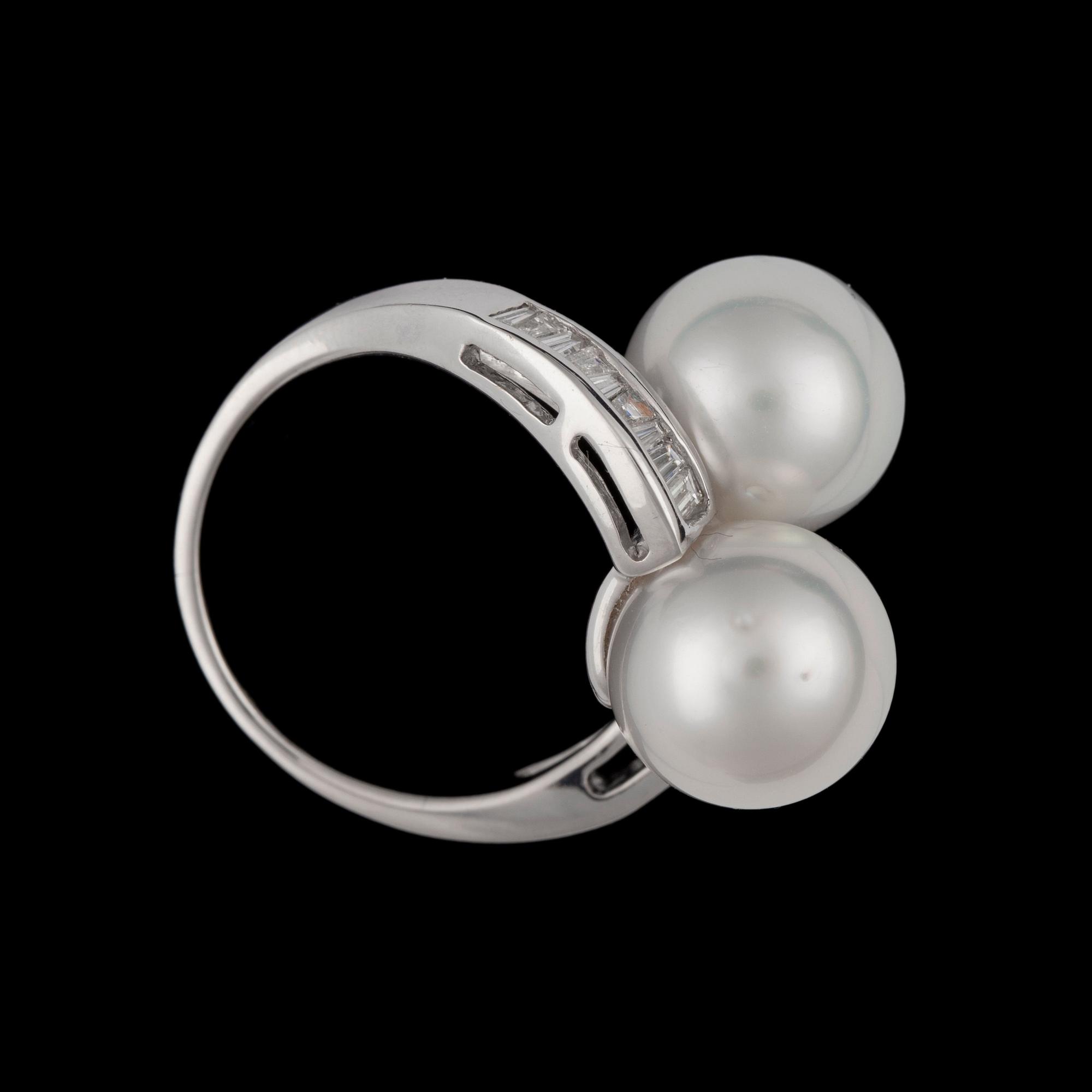 RING, odlade South sea pärlor, trapetsslipade diamanter, tot. ca 0.70 ct.