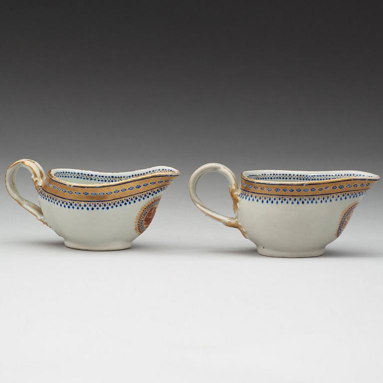 A pair of export sauce boats, Qing dynasty, Jiaqing (1796-1820).