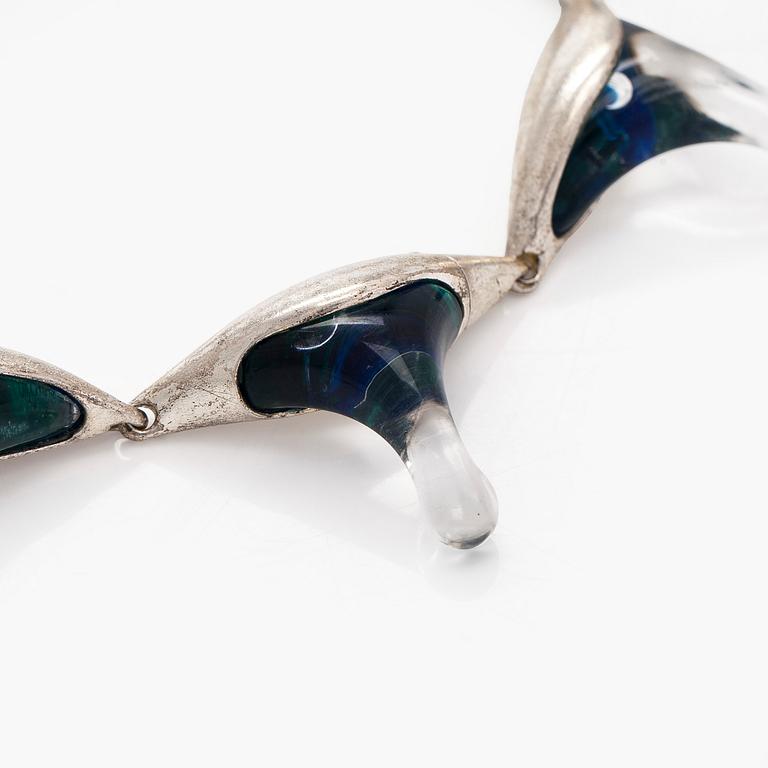 Björn Weckström, kaulakoru, "Corona", hopeaa ja akryyliä.