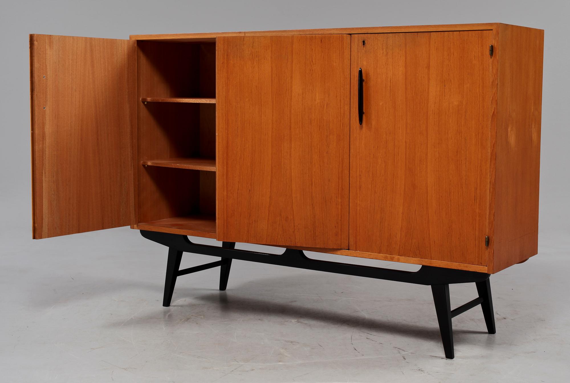 SIDEBOARD, 1900-talets mitt.