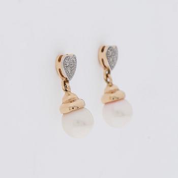 ÖRHÄNGEN, odlade pärlor, åttkantslipade diamanter, 14K guld.