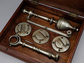 MÄTINSTRUMENT i schatull. Tidigt 1900-tal.