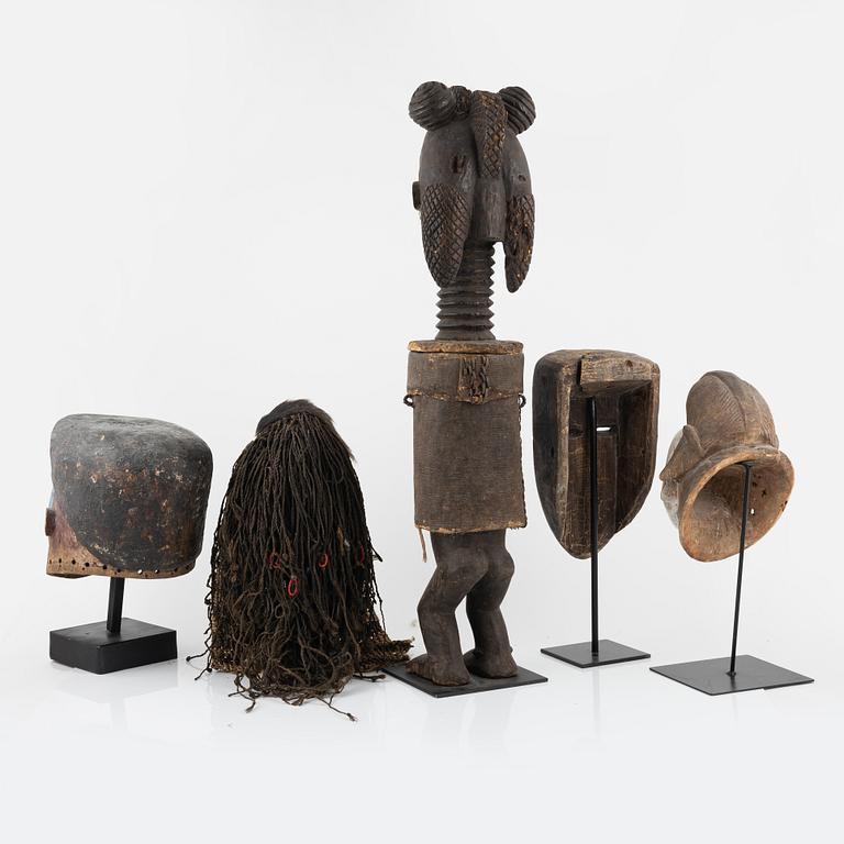 Skulpturer och masker, 5 st, enligt uppgift från Puno, Gabon, Igbo, Nigeria, Vuvi,Gabon, m.m, 1900-talets andra hälft.