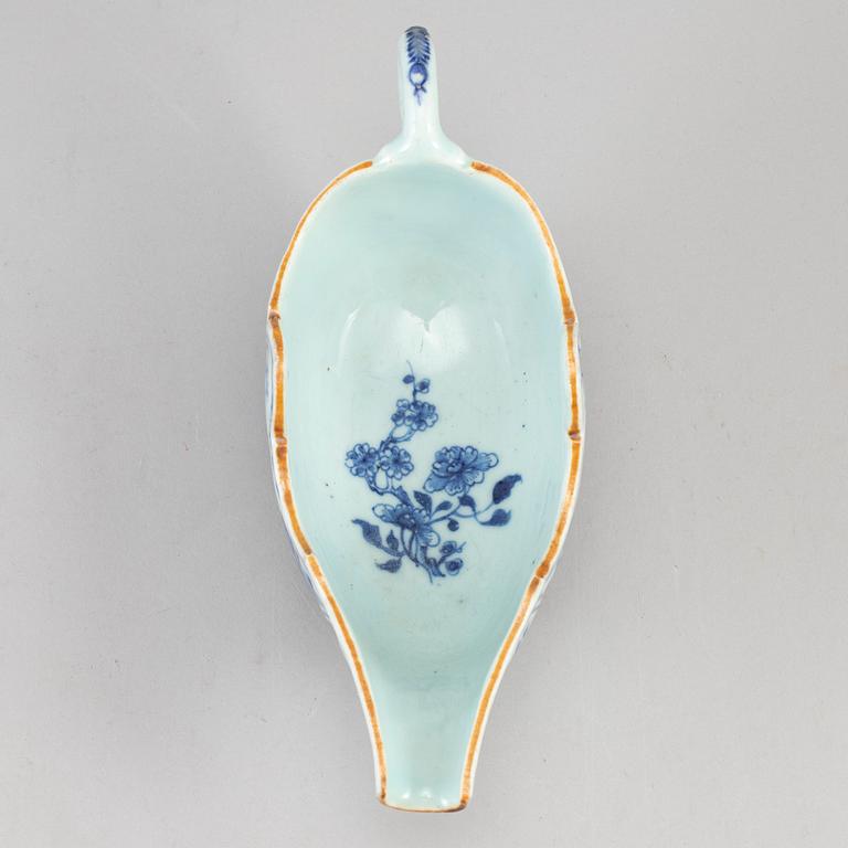 Three blue and white export porcelain service objects, Qing dynasty, Qianlong (1736-95) and a dish, late 19th century.