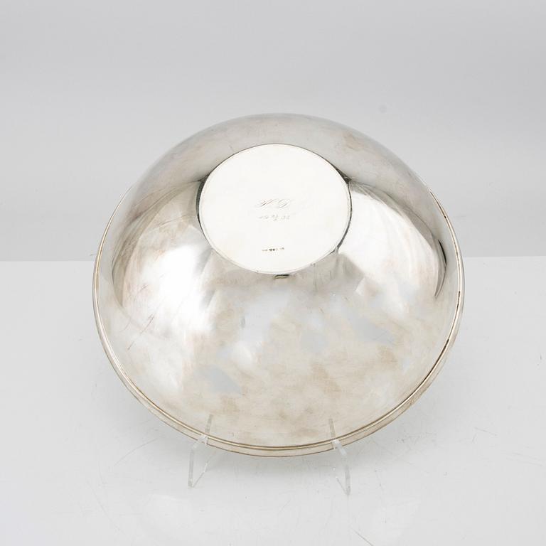 A Swedish 20th century silver bowl mark of GAB Stockholm 1932, weight 729 grams.