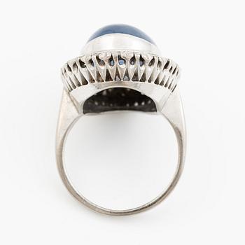 Ring, cocktailring 18K vitguld med cabochonslipad safir och briljantslipade diamanter.