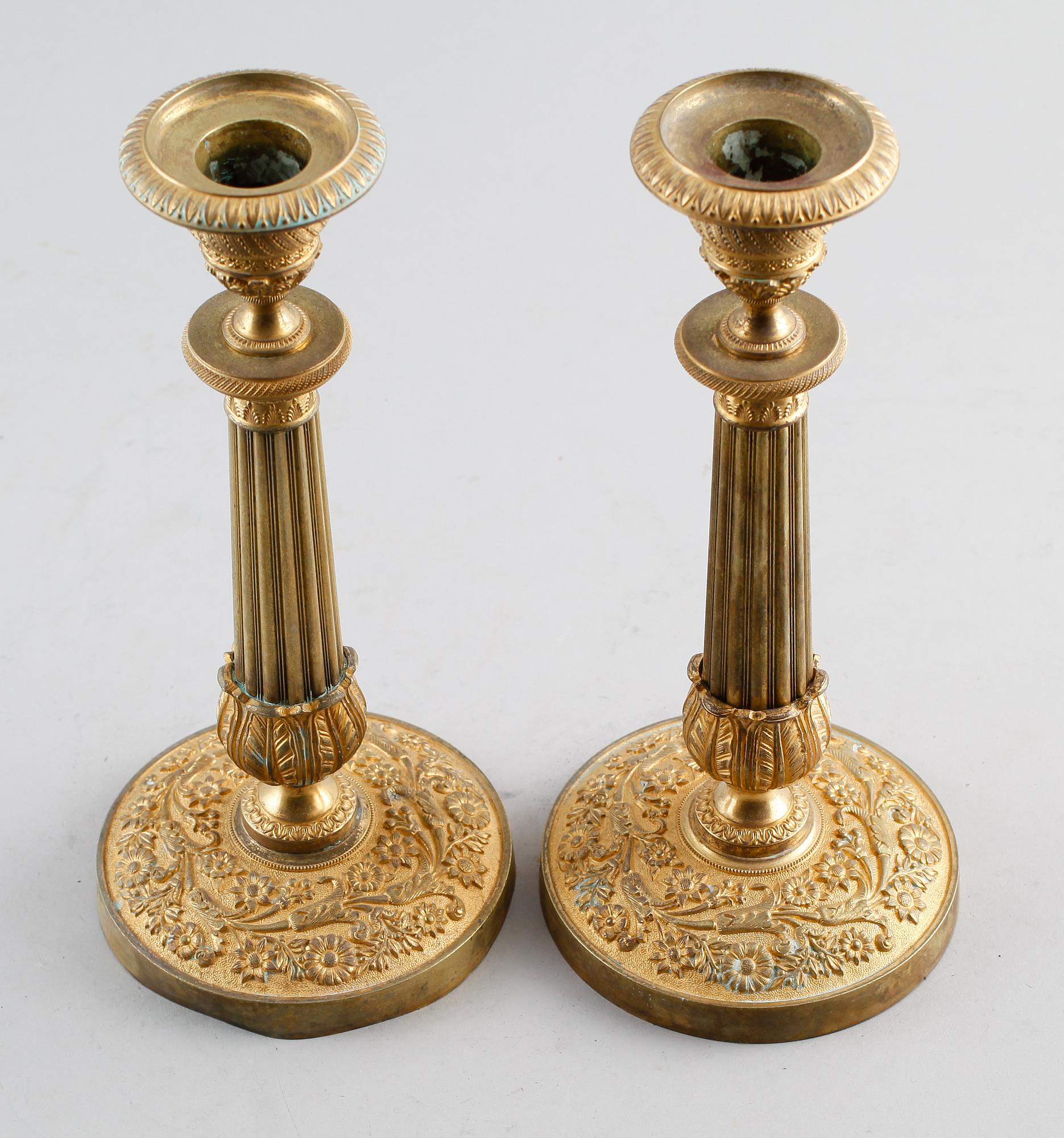 LJUSSTAKAR, 1 par, förgylld brons, senempire, 1800-talets första hälft.