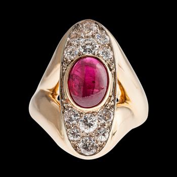 A RING, 18K gold, ruby c. 3 ct, old- and brilliant cut diamonds c. 1,4 ct. Late 1900 s. Weight 16,4 g.