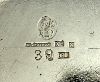 KAFFEKANNA och GRÄDDKANNA, nysilver. AG Dufva, nyrokoko.