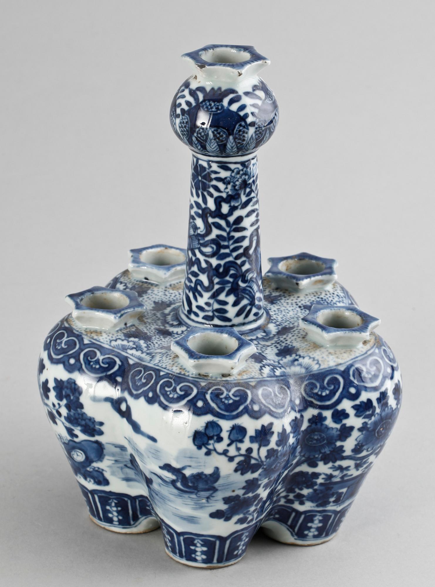 TULPANVAS, porslin, Kina, sen Qingdynasti 1800-tal.