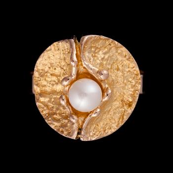 RING, 14K guld, pärla. Tammen Koru, Åbo 1972. Vikt 7,2 g.