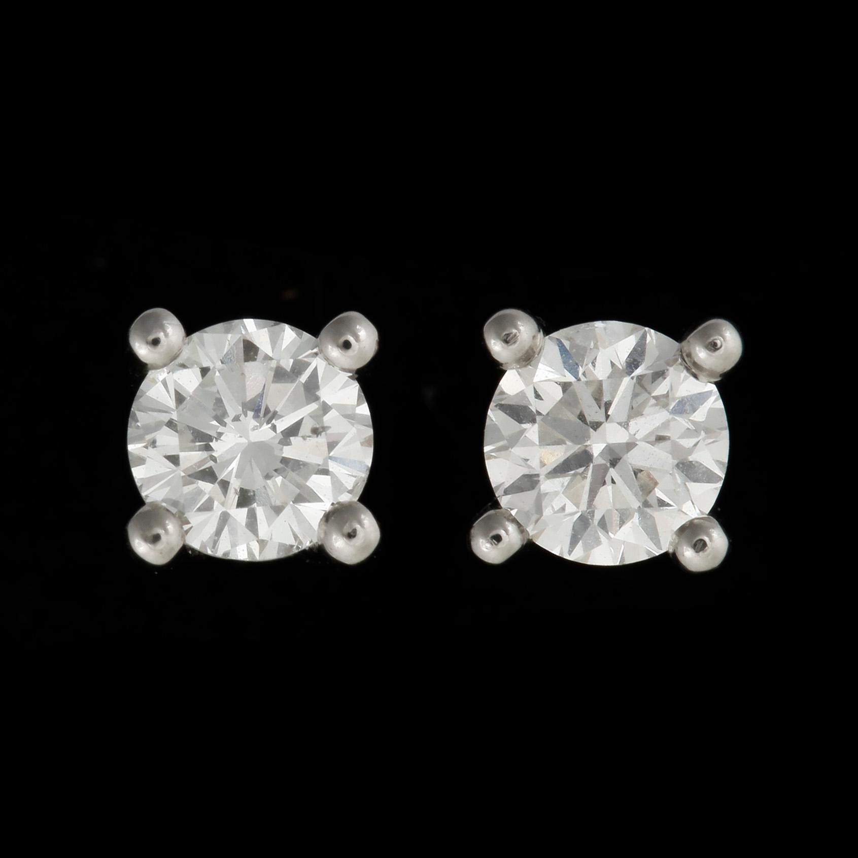 ÖRHÄNGEN, ett par, 18k vitguld med briljantslipade diamanter totalt ca 0,42 ct. Total vikt ca 1,6 gram.